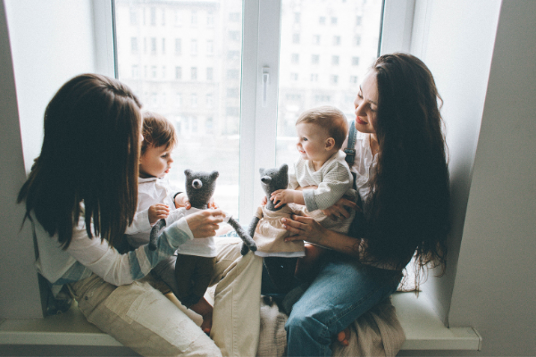 How to Make Mom Friends | Figuring out how to make friends as an adult is hard enough, but when you throw babies and/or kids into the mix, it can be extra challenging. Whether you're new to motherhood, or in a new city and feeling lonely, we're sharing 10 tips to help you meet other moms both in your area, at work, and even online so you can connect and feel supported by like-minded mothers. Perfect for shy introverts and outgoing extroverts, these ideas will help you find your new BFF!